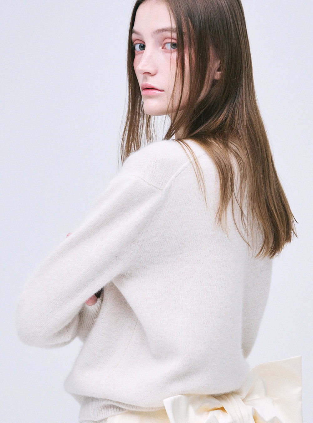 Mardi Mercredi◆RACCOON BLENDED V NECK FLOWERMARDI/one/ラクーンファー/CRM Raccoon Blended V-Neck Flowermardi in Grey Ivory by Mardi