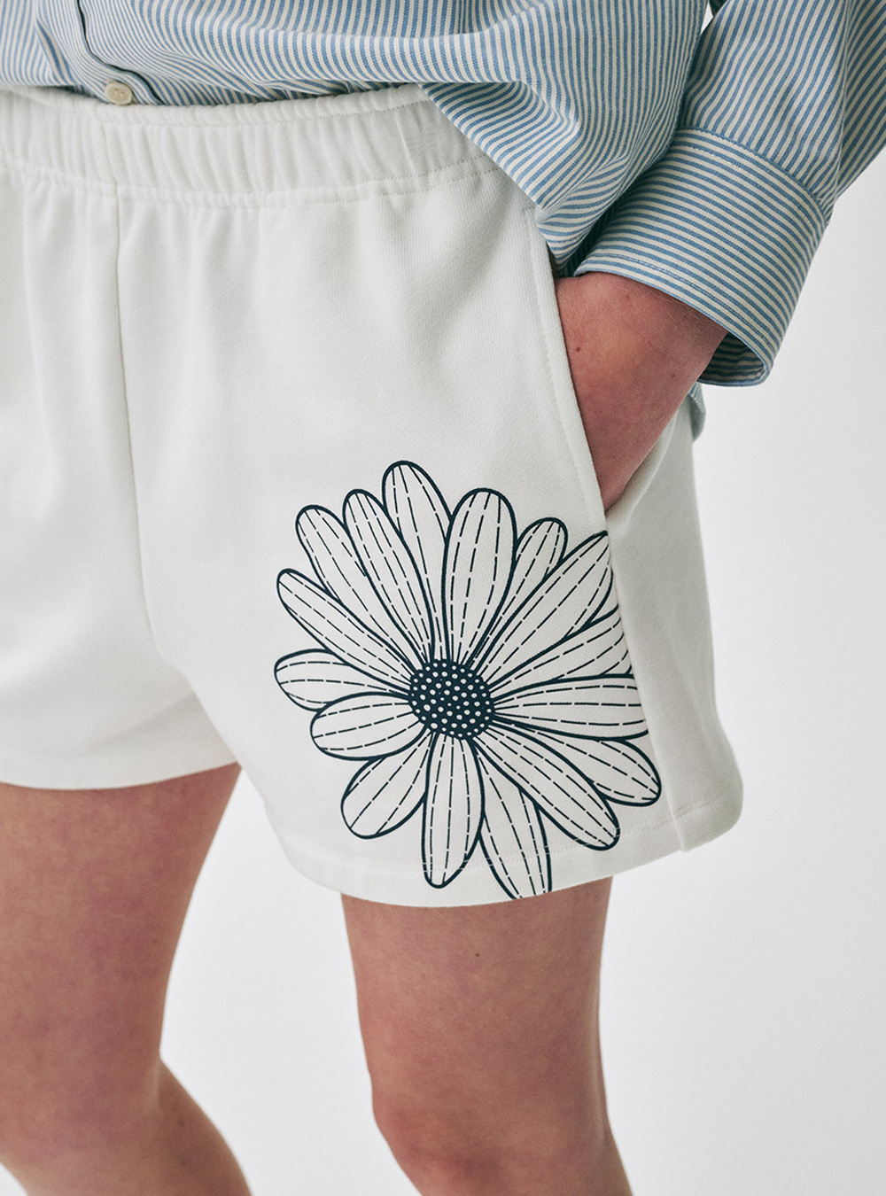 Sweat Shorts Flower in White Navy by Mardi Mercredi - societyA Sweat Shorts Flower in White Navy by Mardi Mercredi - societyA